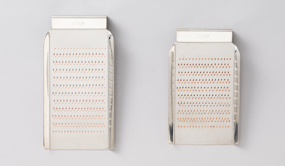 力いらずで料理の主役になれる大根おろしができる。紀州新家のおろし金