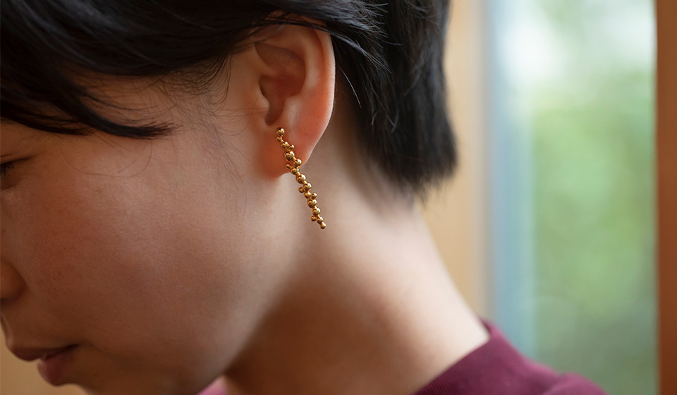 シンプルなようで他にない、つぶのつき方が魅力です。builderinoの「つぶラインピアス」