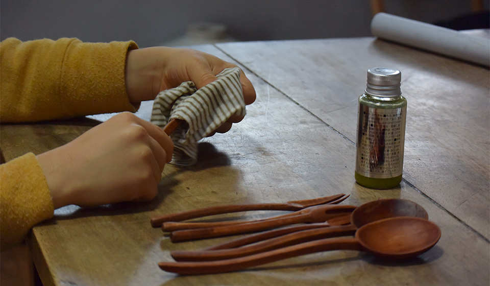 木のカトラリーがいきいきするのを、家族と楽しんでいます。尾山製材の「みつろうクリーム・オイル」