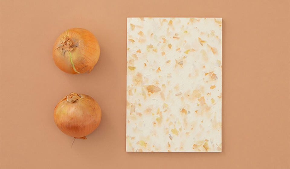 見た目で選んでも、フードロスの軽減につながる。野菜と果物からできたノート「foodpaper」