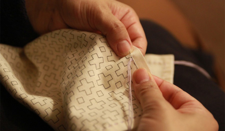 自宅のすきま時間に、ものづくりの楽しさを味わっています。「大槌刺し子 みやびふきんキット」