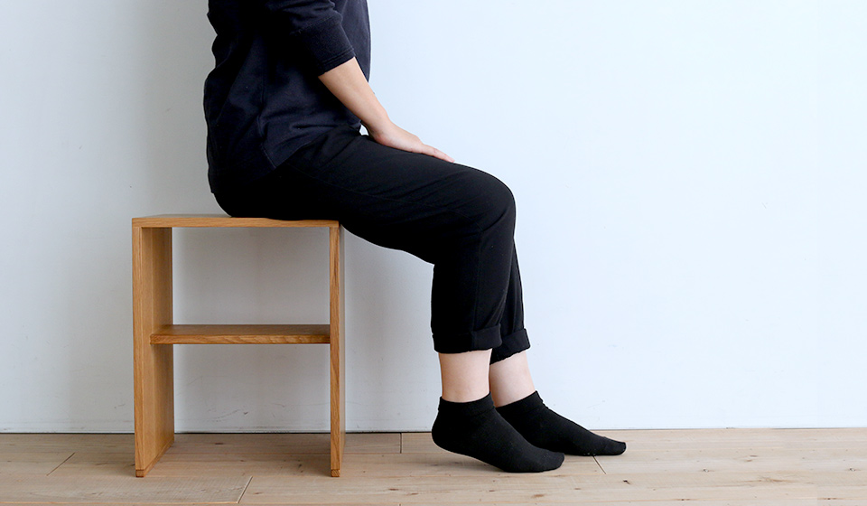 丈夫で横置きの使い道も楽しい、一生もののスツールです。THE STACKINGSTOOL