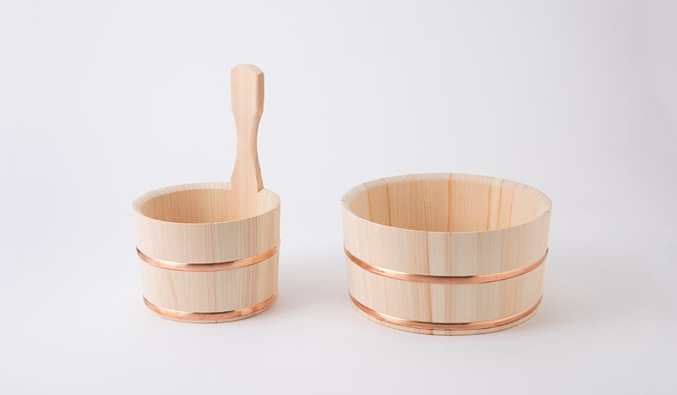 桧の香りと手触りで、毎日温泉気分です。谷川木工芸の湯桶・片手桶