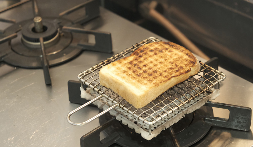 朝のトースト、夜は焼き野菜に。毎日活躍する金網つじの焼き網