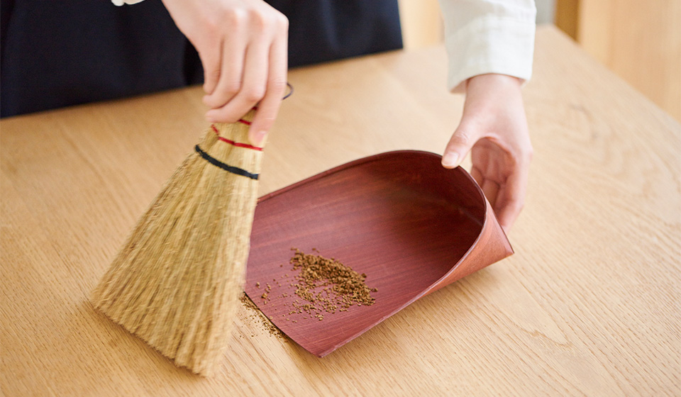 考え事をしている時は、これで気持ちが整います。白木屋傳兵衛の「はりみ用小箒」