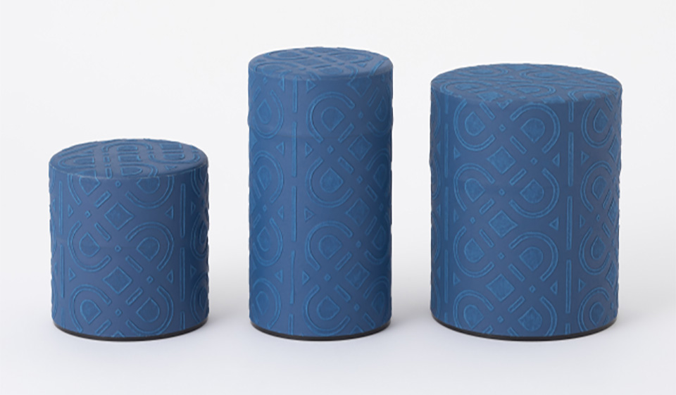 わざわざ外に出しておきたい美しさです。山次製紙所のお茶缶